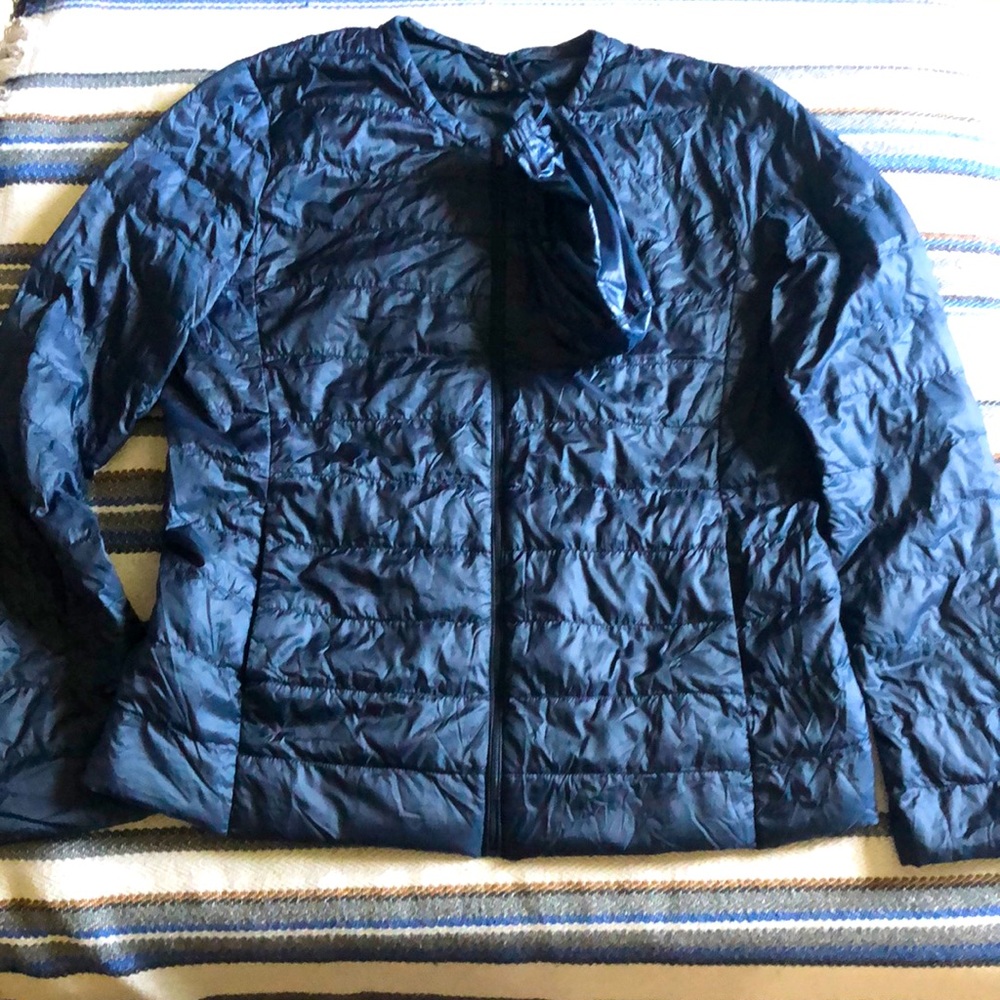 Navy blue jacket in a pouch ultralight down.